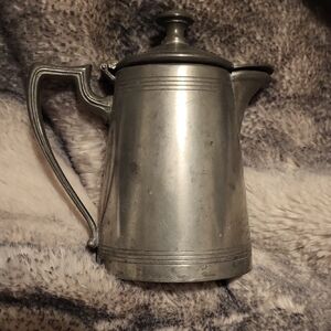 Pewter creamer with lid